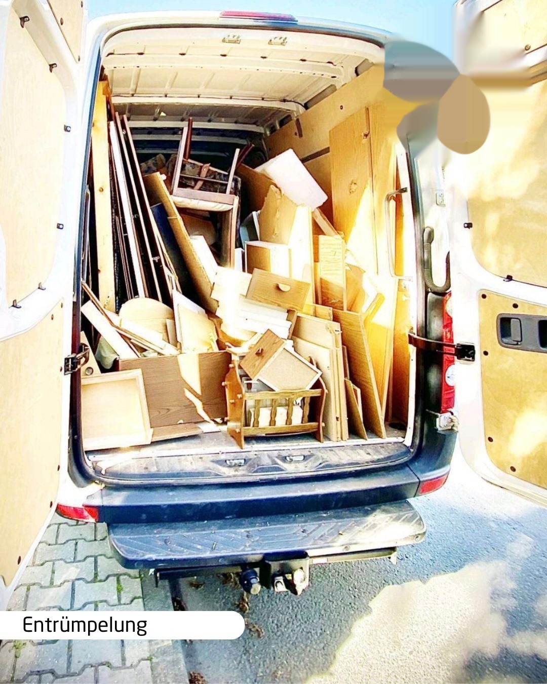Entrümpelung – beladener Transporter mit Holzmöbeln und Sperrmüll zur Abfuhr